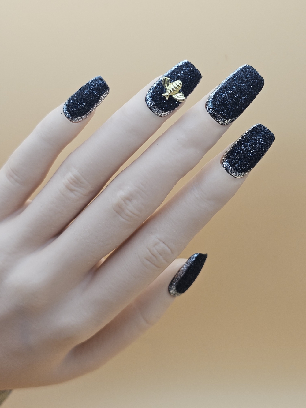 Press-on Nails Set 10pc Size Large Short Coffin Black Silver Sugar Glitter Bee